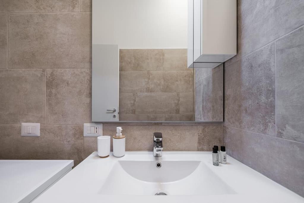 Linate Airport Elegant Suite,Tram 1 Minute Away Milan Exterior photo
